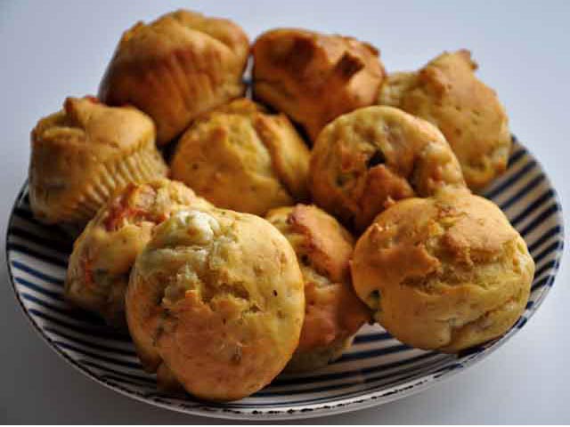 muffin al parmigiano, feta, pachino e olive