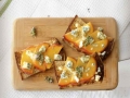 bruschette con pesche, gorgonzola e miele di castagno