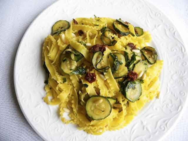 pasta-zuchine,pom-secchi-e-pinoli