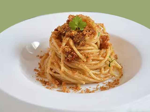 spaghetti-alici-pomodori-secchi-e-mollica-tostata