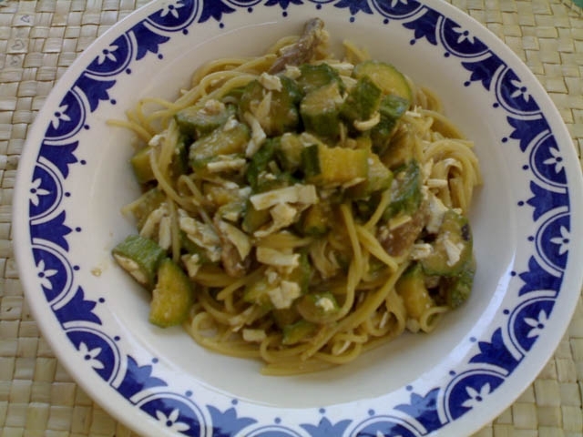 spaghetti con zucchine,ricotta salata funghi e menta