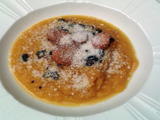 vellutata di zucca con crostini e semi caramellati